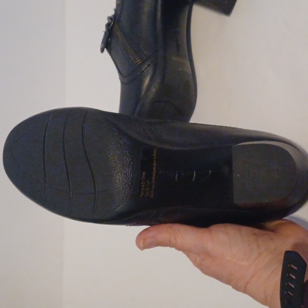 Clarks Shooties Genuine Black Leather Sz9M. 2 Inch Heel. Side Zipper. Cute! EUC! - Picture 4 of 9